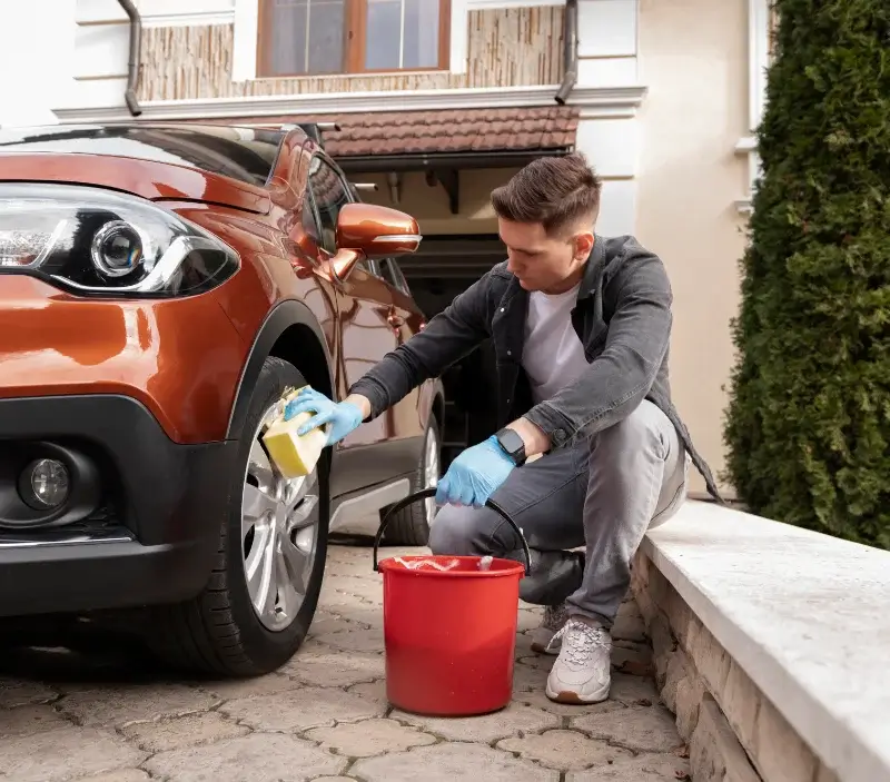 Lavage auto à domicile Sainte-Anne-sur-Vilaine : professionnel intervenant sur un véhicule